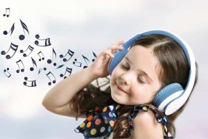 Child listening to music with headphones, experiencing calm through rhythm and melody